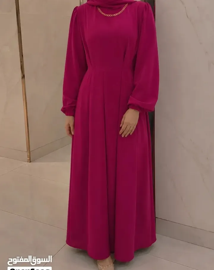 فستان فوشيا أنيق بسلسلة ذهبية