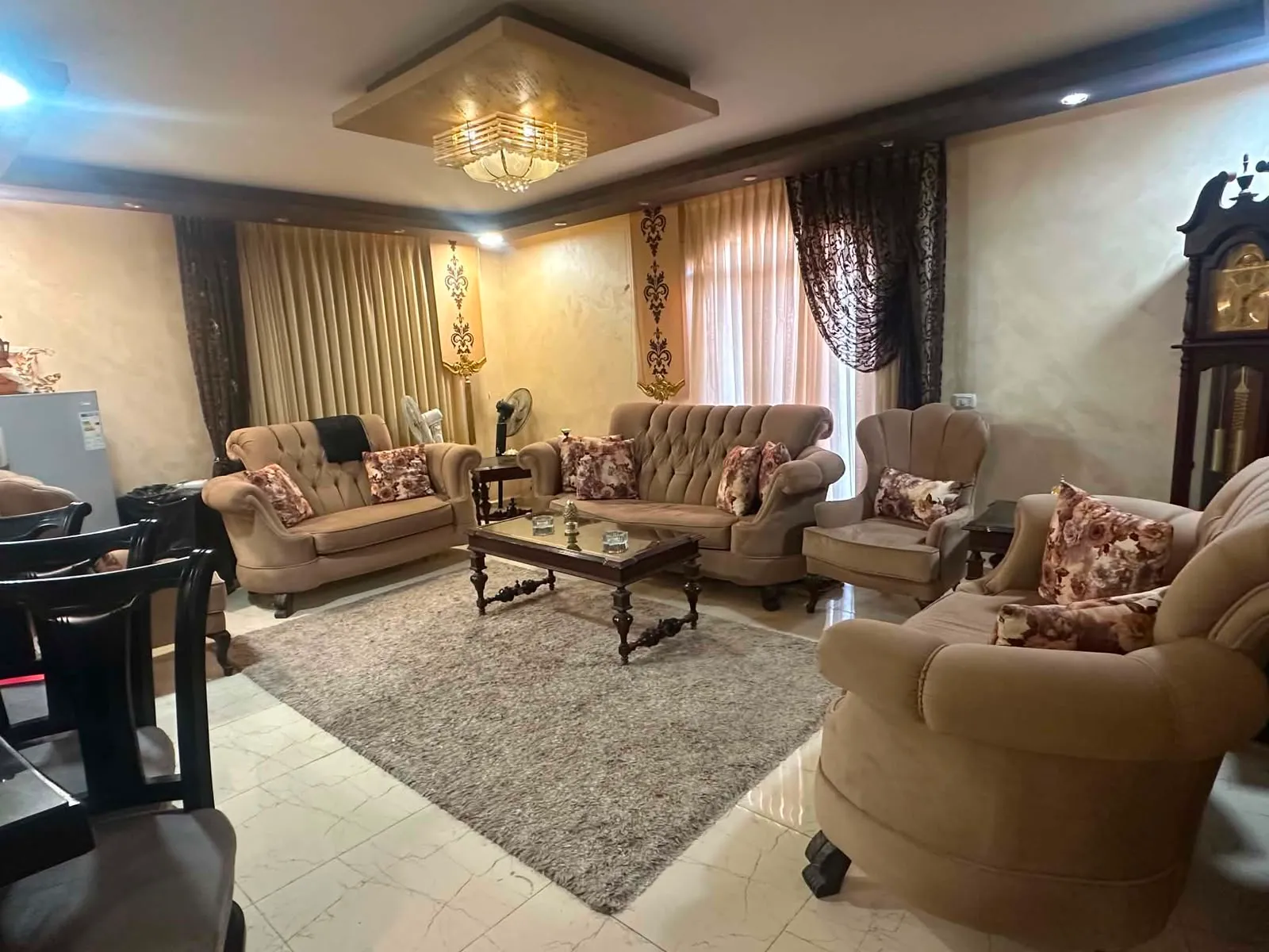 طقم كنب بحالة الوكالة و طقم طاولات
