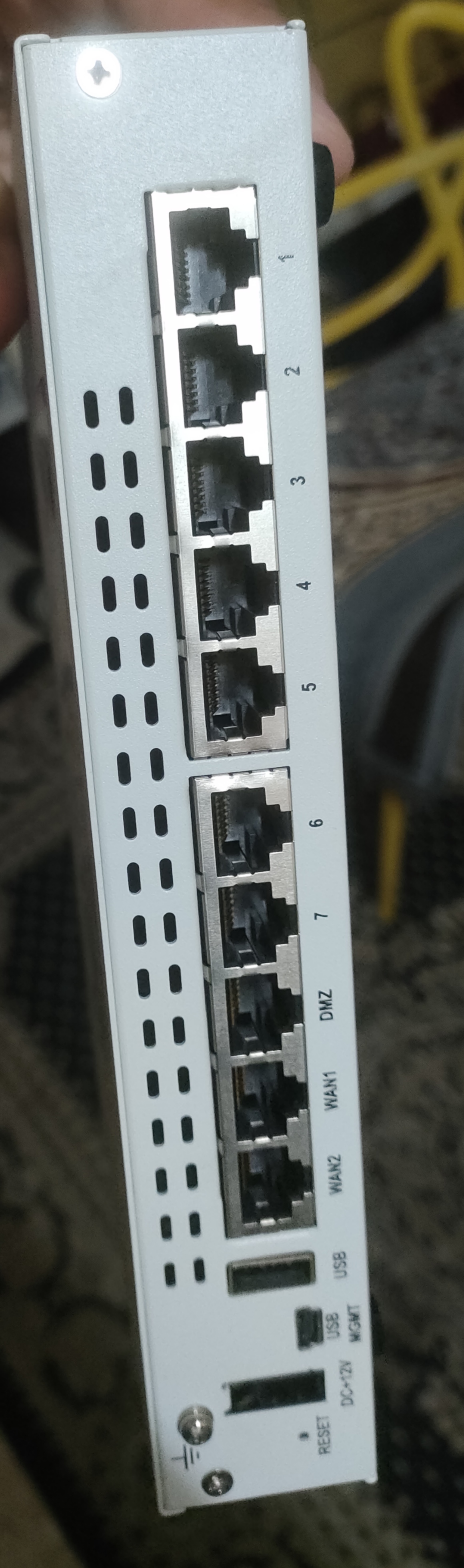 جهاز أمان للشبكات من طراز Fortinet FortiGate-60E.يتضمن الجهاز ميزا