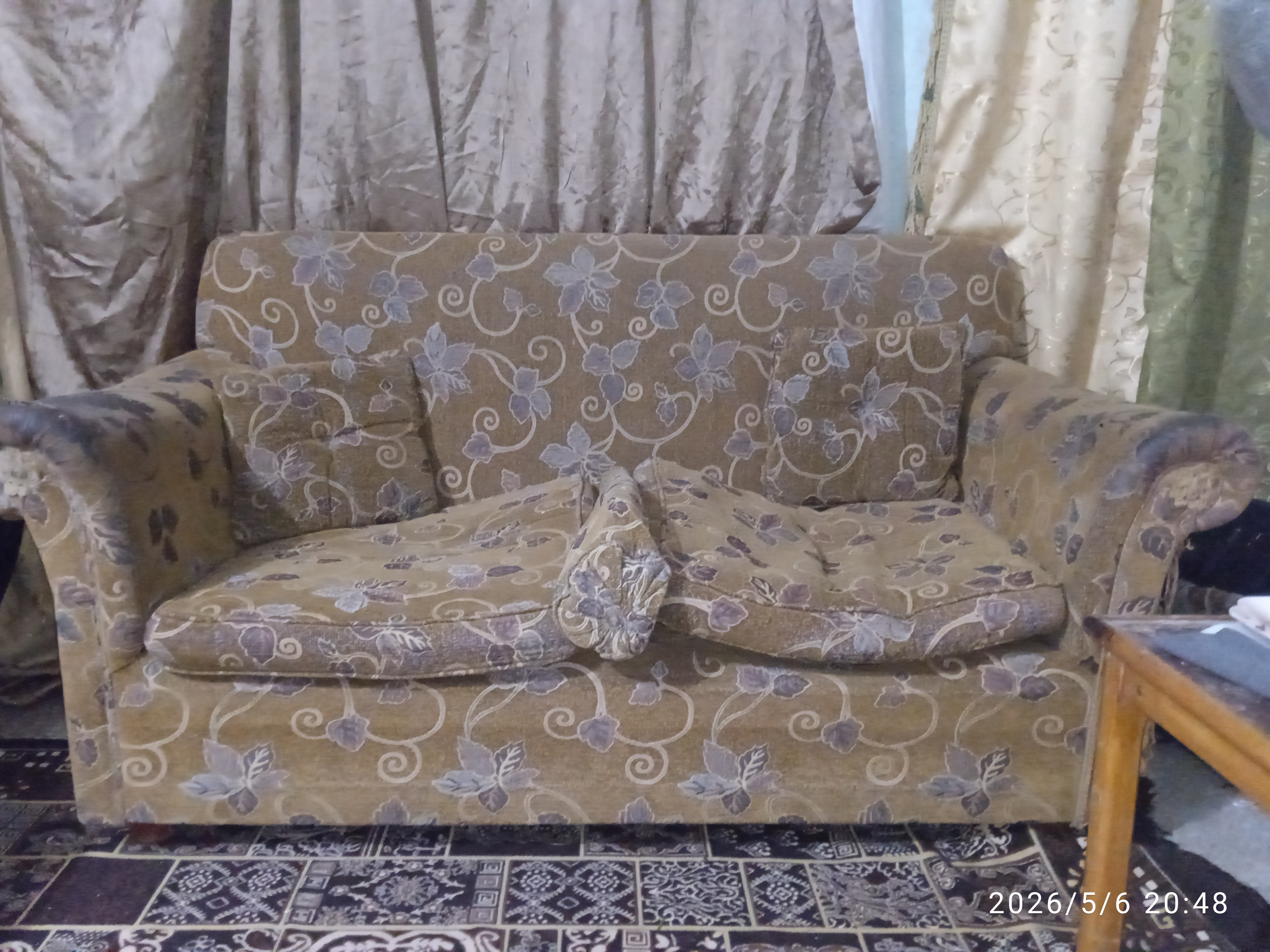كنبه و٤ فوتيه و ترابيزه