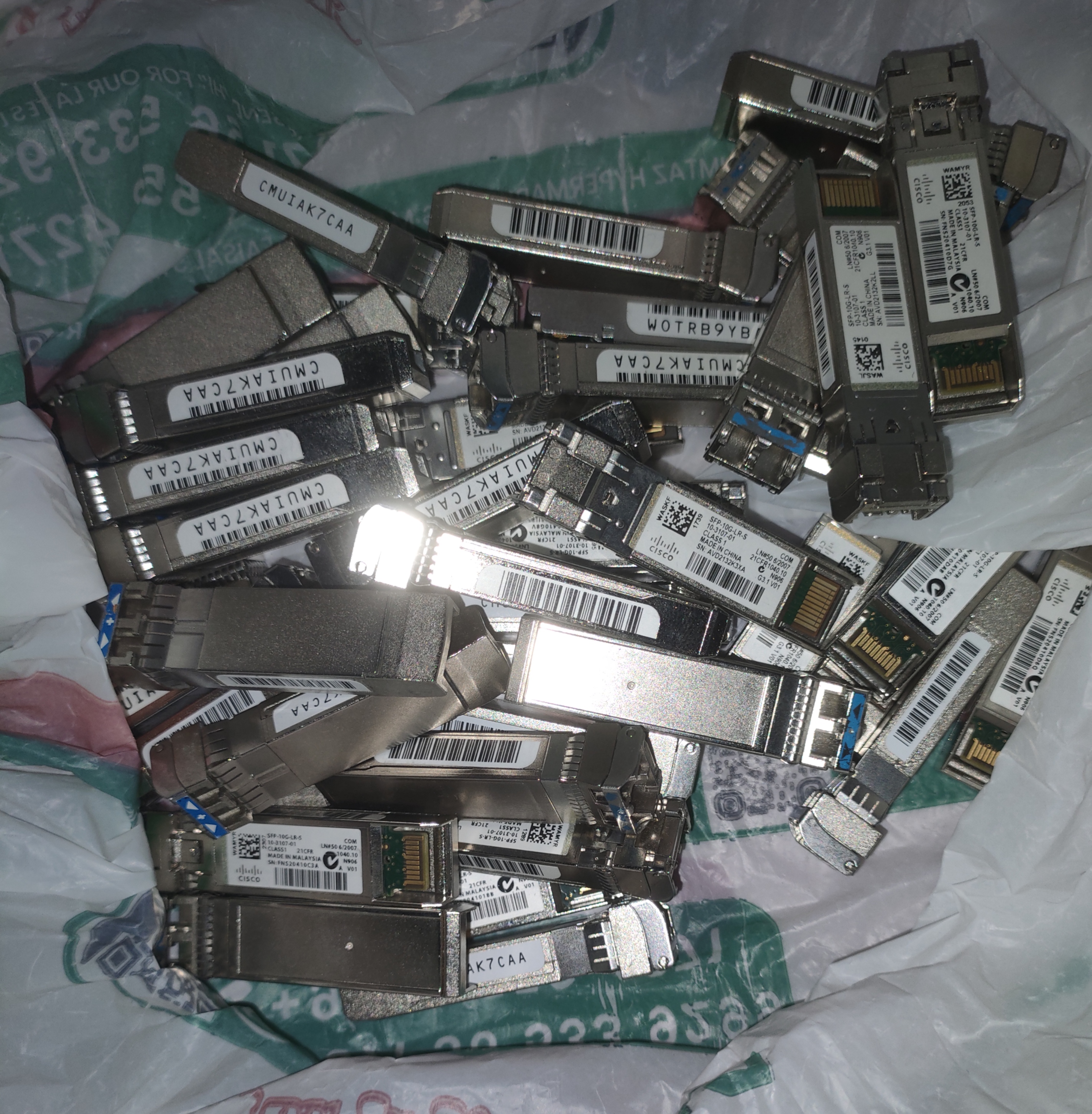 : هذا المكون هو وحدة إرسال واستقبال ضوئية من نوع Cisco SFP-10G-LR-S، مصممة لاتصالات الشبكات عالية السرعة.سرعة نقل البيانات: تدعم الوحدة سرعة نقل بيانا