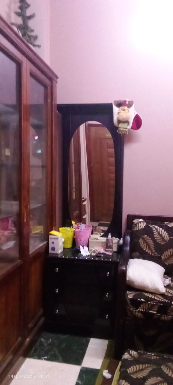 تسريحه+شيفونيره+عربية بيبى +سرير بيبى+نيش خشب زان+فيه كمان 2كمودينو نفس شكل ولون التسريحه