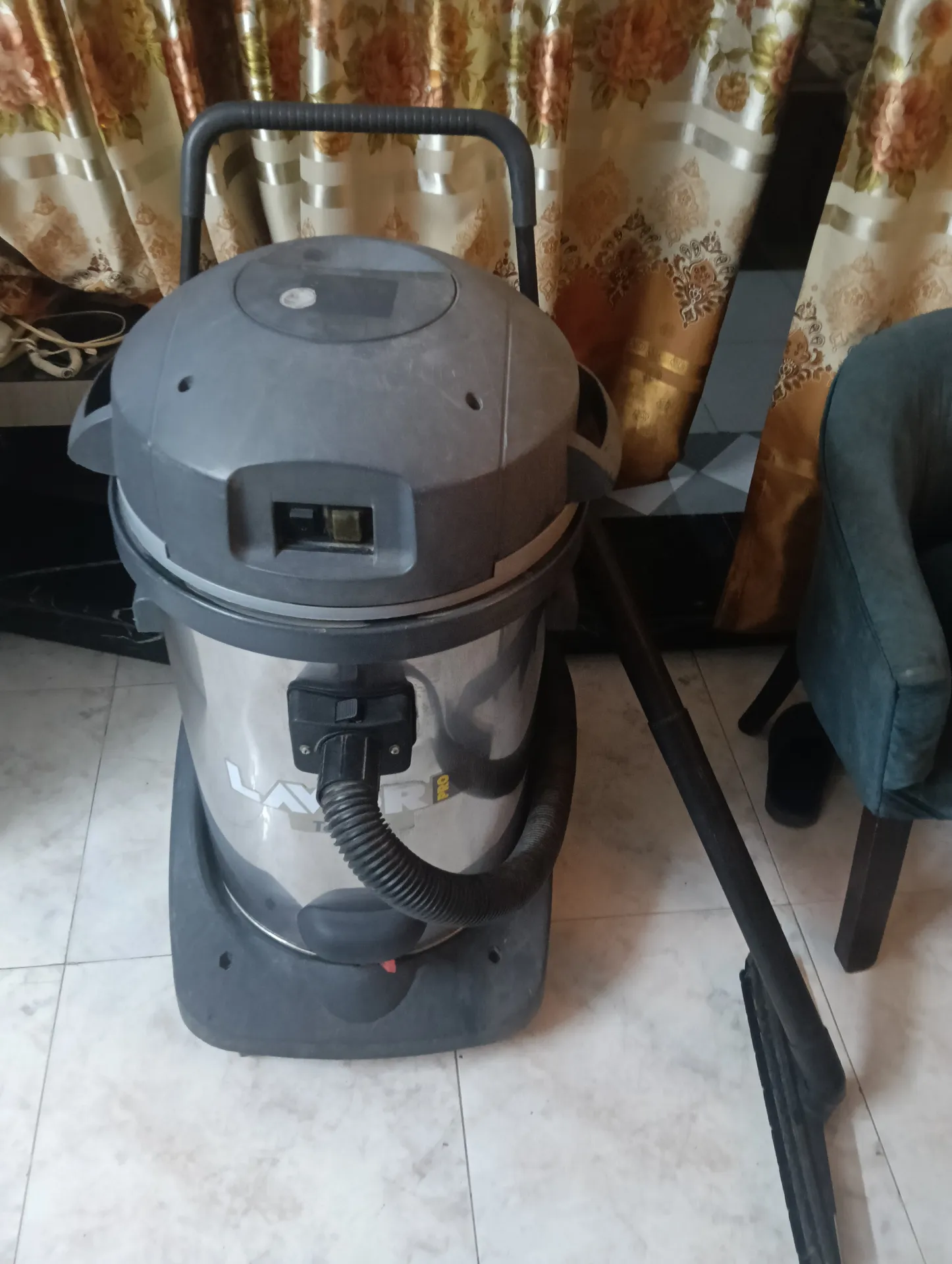 مكنسة كهربائية لشفط السوائل والاتربة