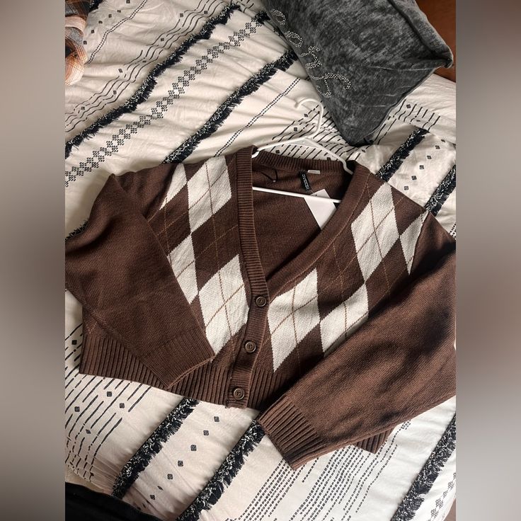 كارديغان بني أنيق بستايل المربعات (Argyle Cardigan) - بحال الجديد 🤎