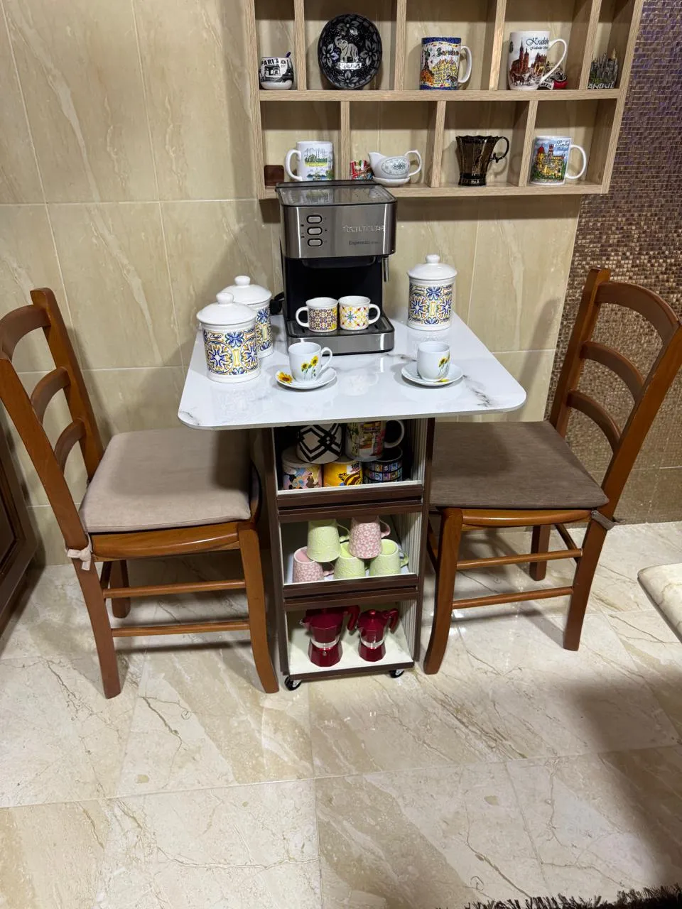 طاولة وكراسي