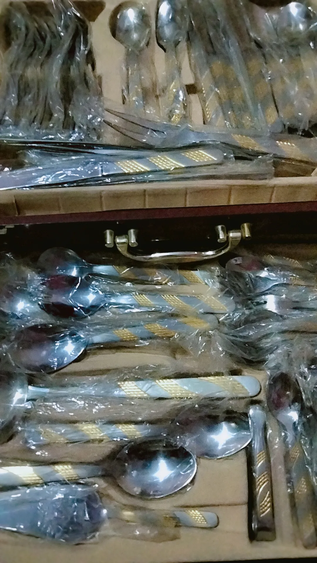 شنطه معالق وشوك وسكاكين
