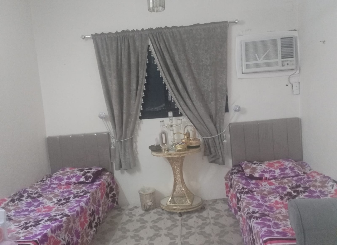 طقم كنب نظيف جدا للبيع المستعجل علي٣٥٠ سراير نفرمع المراتب وستاير ٣٠٠مجلس كامل علي٢٠٠