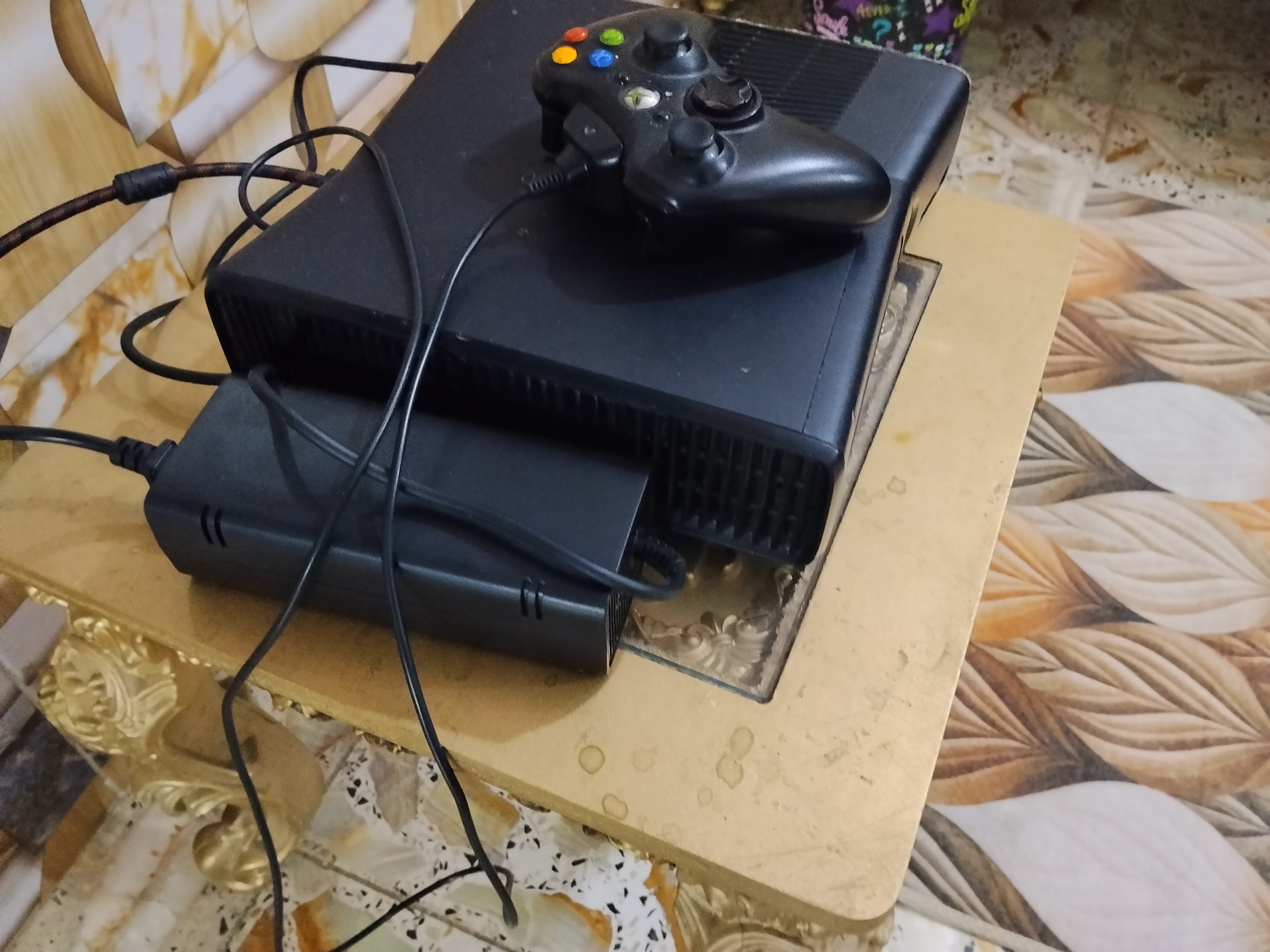 اكس بوكس 360 كامل ملحقات معرب يده وحده الاصليه بي 171 لعبه اكثريه العاب مشهوره وجي تي اي اساسن كريد