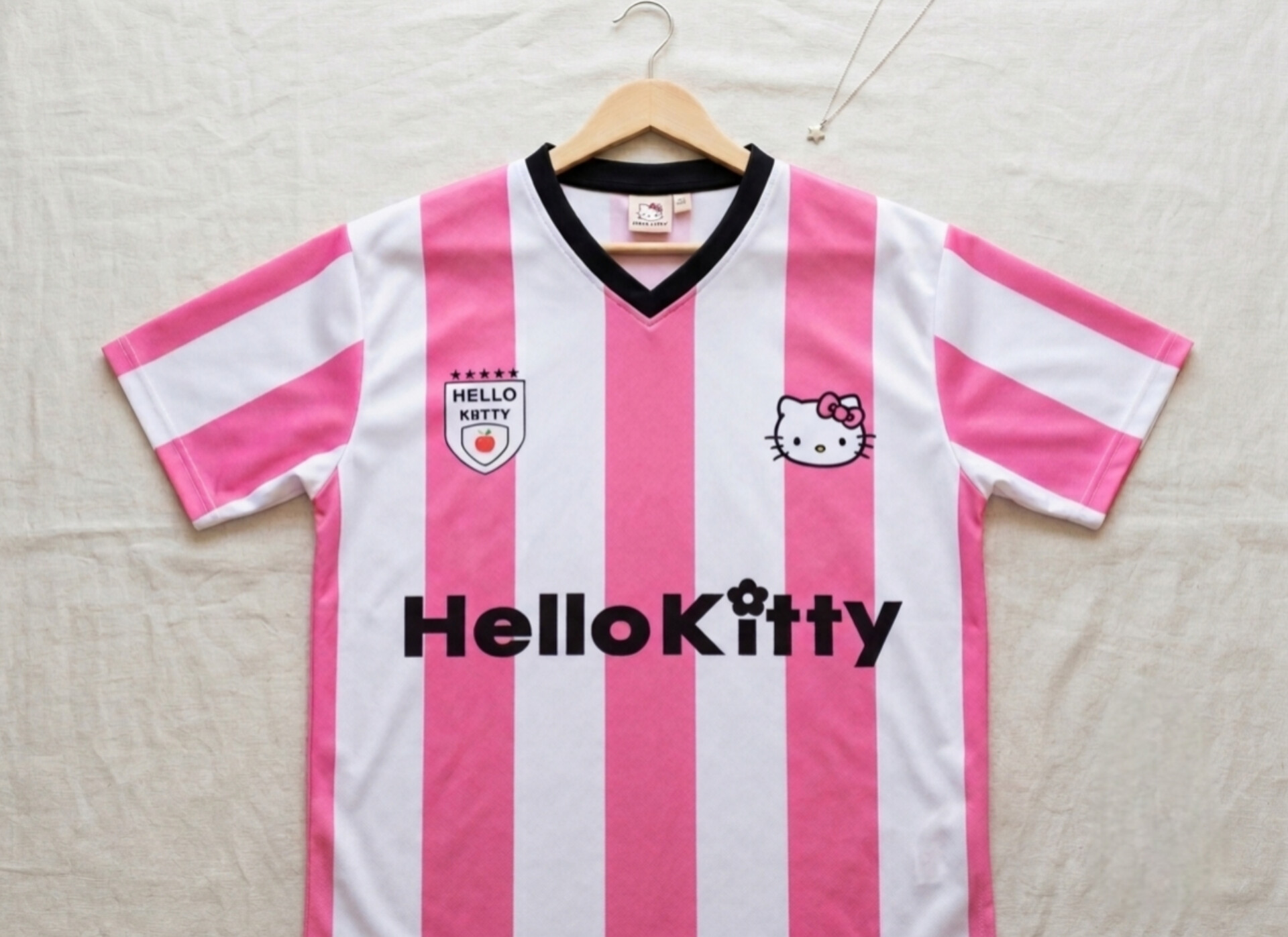 تيشيرت "هلو كيتي" رياضي كيجنن (Hello Kitty Jersey) - بحال الجديد 🌸